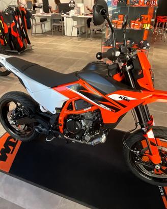 KTM 125 SMC R MOTO AZIENDALE TARGATA 03/2026
