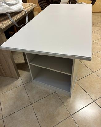 Scrivania con cassettiera e scaffale