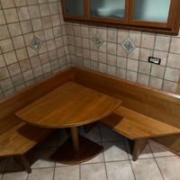 Tavolo angolare con panche