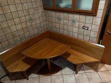 Tavolo angolare con panche