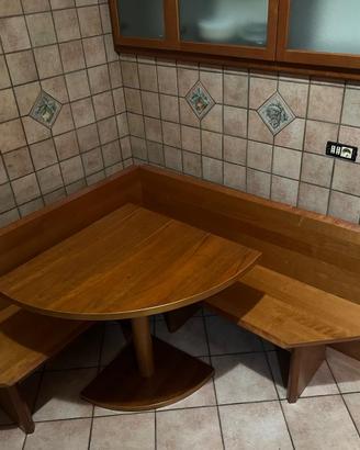 Tavolo angolare con panche