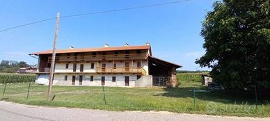 Rustico / Casale di 751 m² con più di 5 locali a O