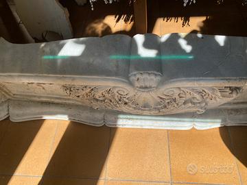 Camino antico in marmo