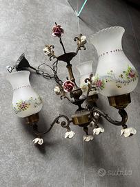 Lampadario in ottone vetro dipinto a mano e rose