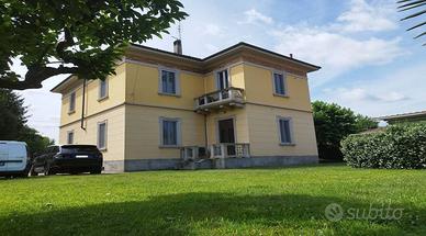 Villa di 333 m² con più di 5 locali e box auto dop
