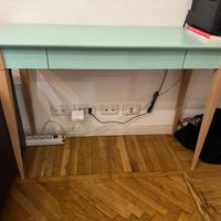 Tavolino verde acqua con cassetto