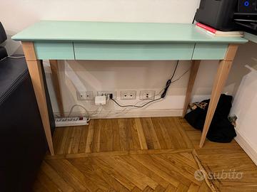 Tavolino verde acqua con cassetto