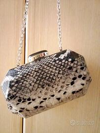 Pochette pitonata in metallo 