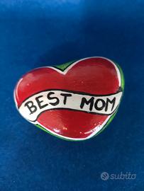 Sasso dipinto a mano con scritta per la mamma