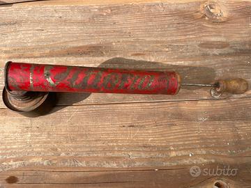 Pompetta antica spruzza insetticida vittoria