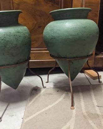 Vasi verdi con gamme in ferro