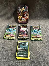 Latta Pokémon con 3 pacchetti sigillati + carte
