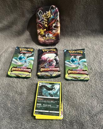 Latta Pokémon con 3 pacchetti sigillati + carte