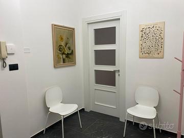 Stanza arredata e ristrutturata