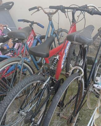 bicicletta rossa con ammortizzatori