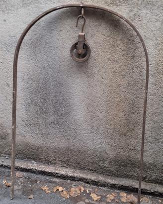 arco per pozzo in ferro con carrucola