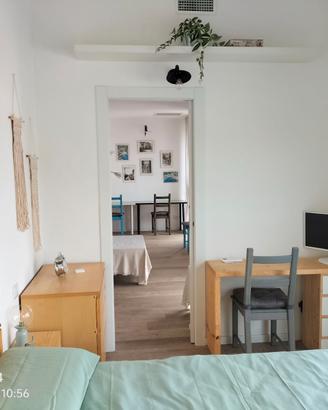 Scrivania in legno massello di abete con cassetti