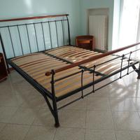 Letto matrimoniale in ferro e ciliegio con doghe