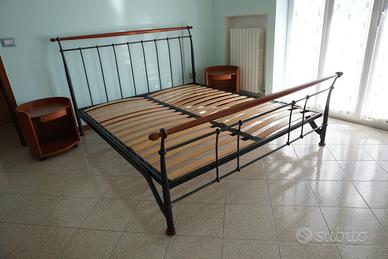 Letto matrimoniale in ferro e ciliegio con doghe