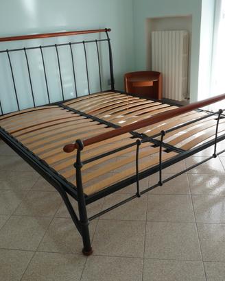 Letto matrimoniale in ferro e ciliegio con doghe