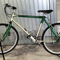 MTB con supporti e pompa gonfiaggio gomme