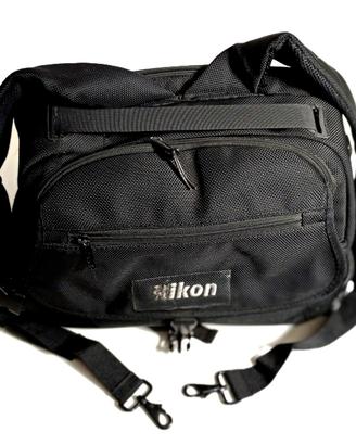 Borsa Nikon nera in plastica rinforzata