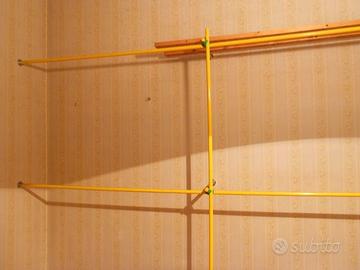 Tubi acciaio gialli e giunti montaggio