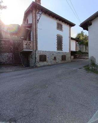 Rustico / Casale di 140 m² con 4 locali a Monteseg