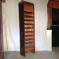 Antico scaffale in larice