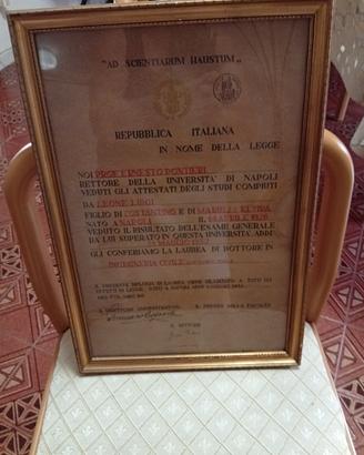 il documento è una pergamena di laurea 