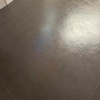 Pavimento in gress effetto resina nero