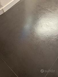 Pavimento in gress effetto resina nero