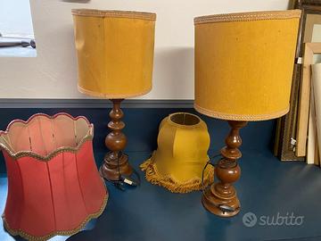 Due abat-jour e pezzi di altre lampade abat-jour