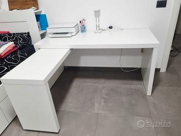 Scrivania ikea tenuta molto bene colore bianco