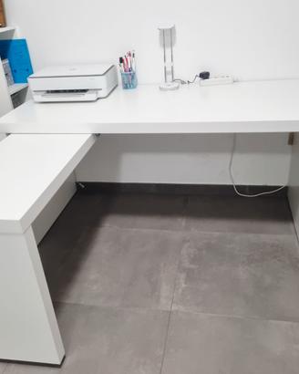 Scrivania ikea tenuta molto bene colore bianco