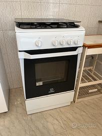 Cucina a gas con forno indesit