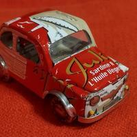 macchinina realizzata con latta di riciclo