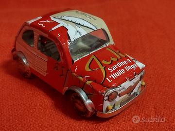 macchinina realizzata con latta di riciclo