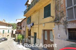 RONCIGLIONE - LOCALE MAGAZZINO CON ACCESSO CARRABI