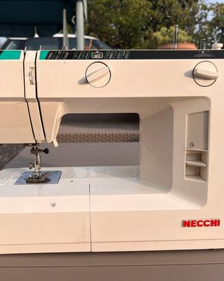 Macchina da cucire Necchi 202