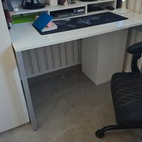 Scrivania con mobile porta documenti, porta monito