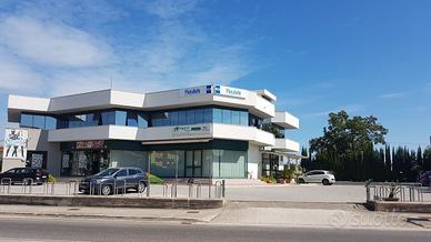 Locale 291 metri fronte strada