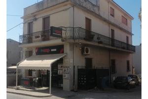 Casa singola e locale commerciale