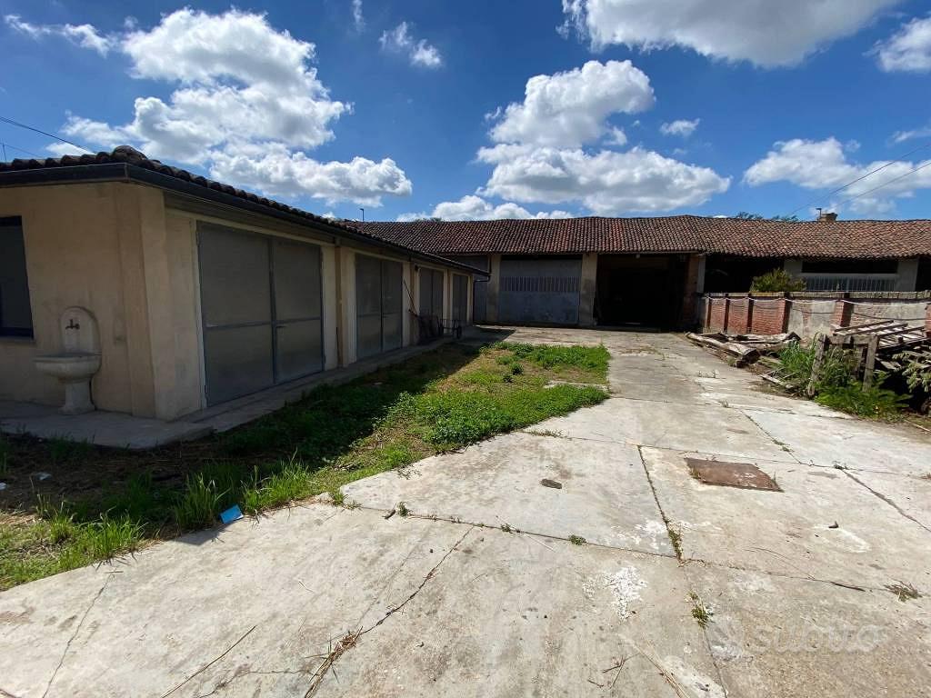 Rustico / Casale di 278 m² con più di 5 locali e b - Vista 2