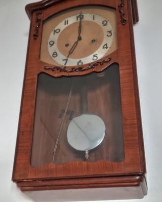 pendolo con orologio a muro