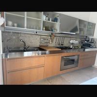 Cucina completa di forno e lavastoviglie