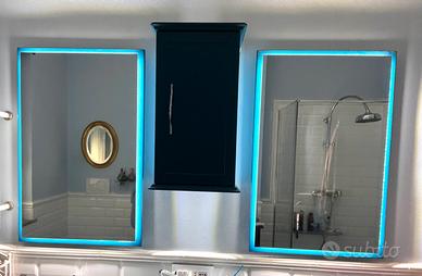 Specchio con cornice e luce LED