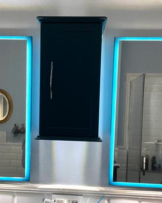 Specchio con cornice e luce LED
