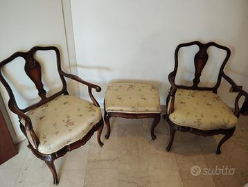 2 SEDIE POLTRONCINE 1 POGGIAPIEDI STILE LUIGI XIV