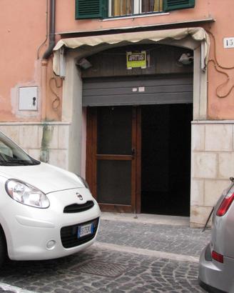 Locale commerciale centralissimo con canna fumaria